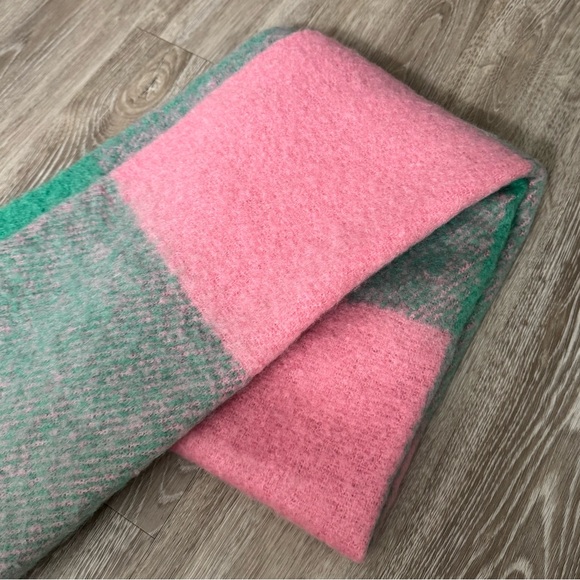 UO Check Scarf - Picture 3 of 5